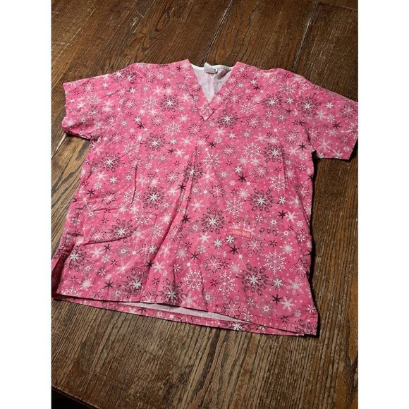 Peaches Scrubs Scrub Top Shirt Pink Snowflake V-Neck Med Pockets Winter Nursing - Picture 1 of 2